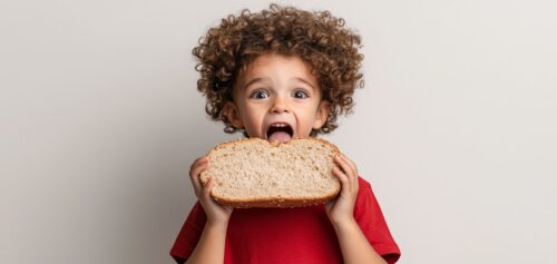 Enfant qui mange du pain